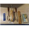 Image 1 : Brush+comb set plastic wooden level, misc.