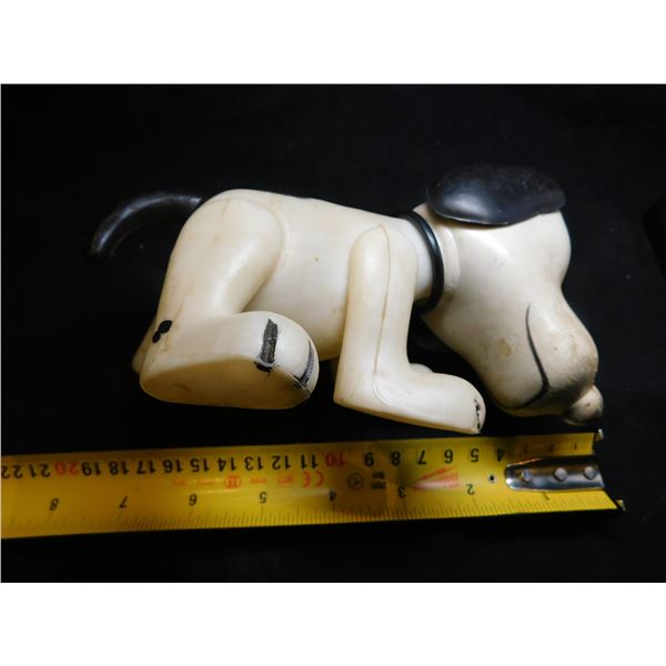 PLASTIC SNOOPY LIKE TOY DOG