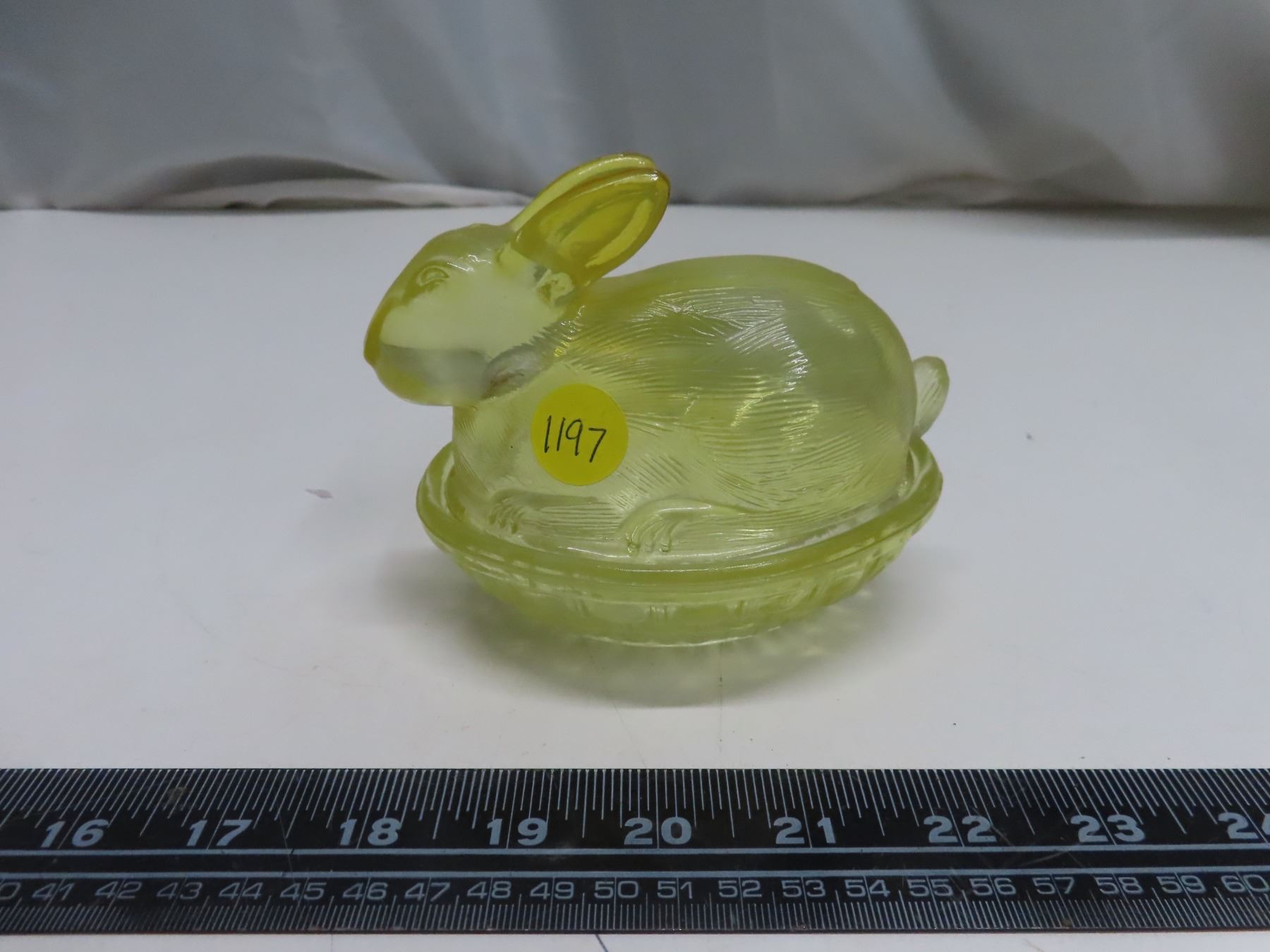 Yellow depression glass rabbit on nest (reproduction?) - Schmalz Auctions
