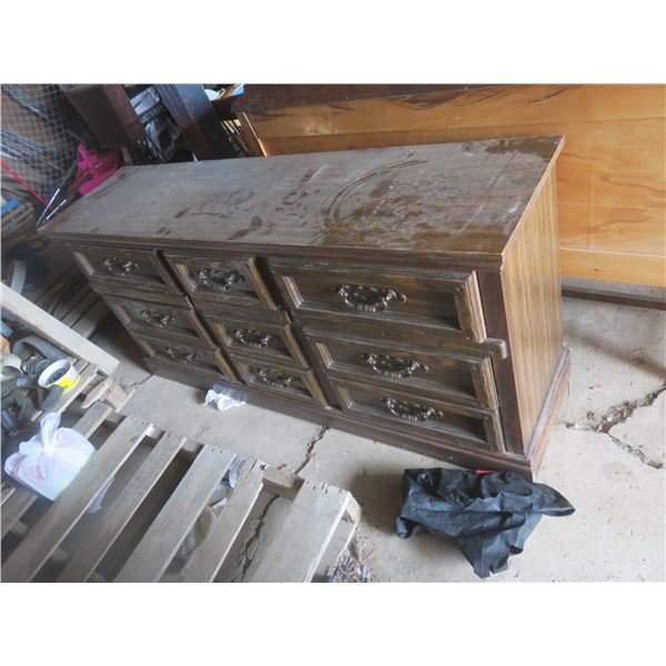 9 drawer dresser 64"x30.5"