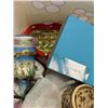 Image 2 : LOT OF JEWEWLRY, JEWELRY BOX AND HOLDERS