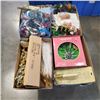 Image 1 : 4 TRAYS OF ASSORTED CHRISTMAS DECOR
