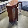 Image 3 : DISPLAY CABINET WITH LIGHT