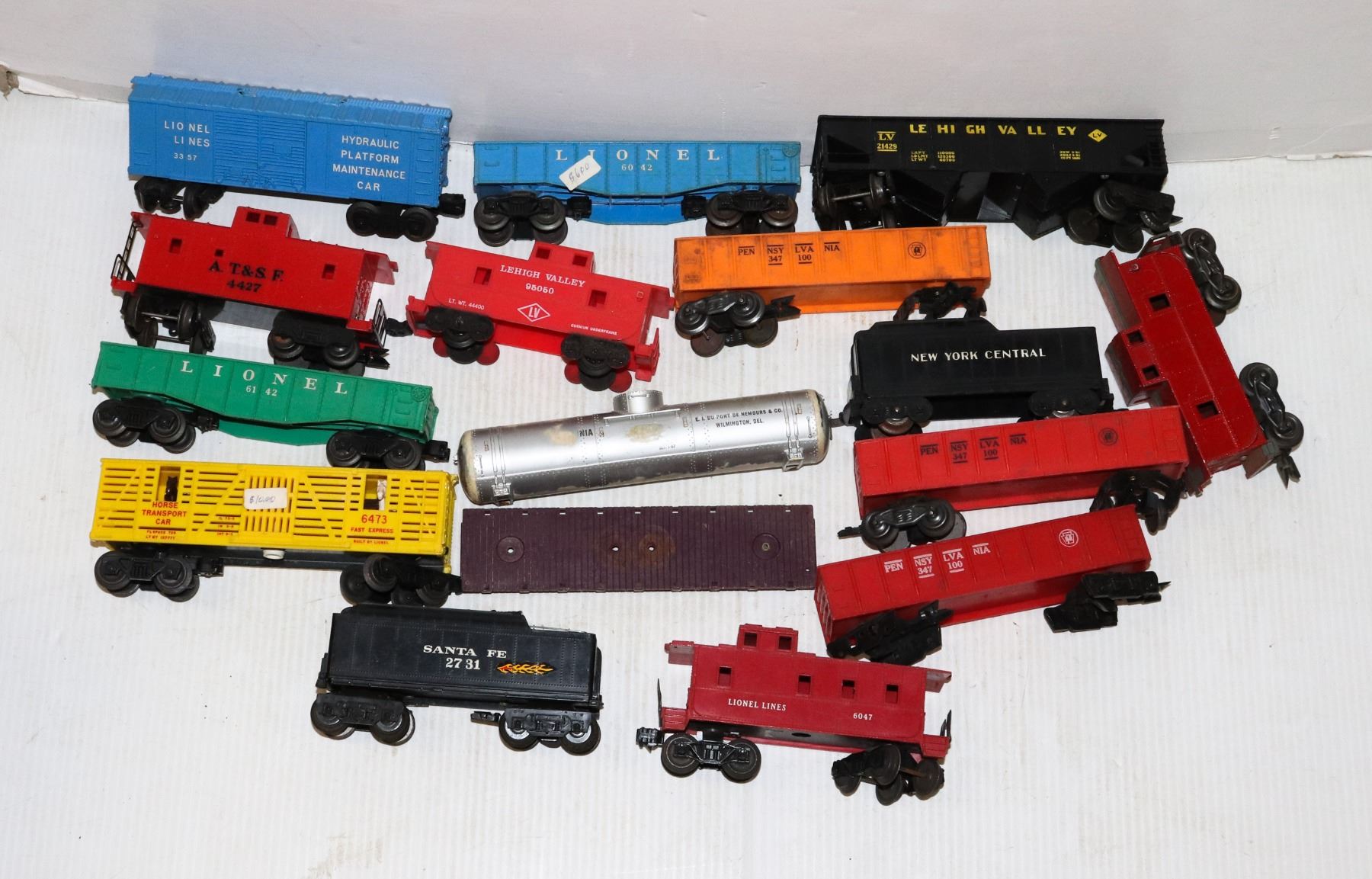 #578 LARGE SCALE LOT 16 PLASTIC TRAIN CARS W/ MARX