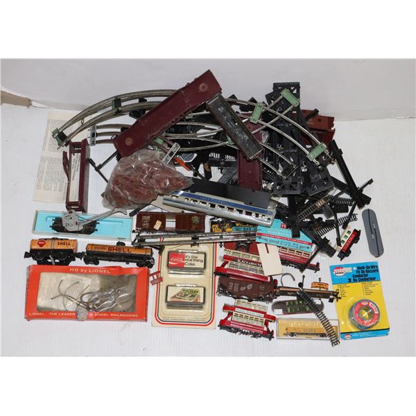 #580 LARGE TRAIN PARTS LOT CARS TRACK ACCESSORIES