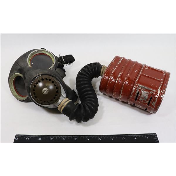 #686 WORLD WAR TWO CANADIAN ARMY GAS MASK 1942