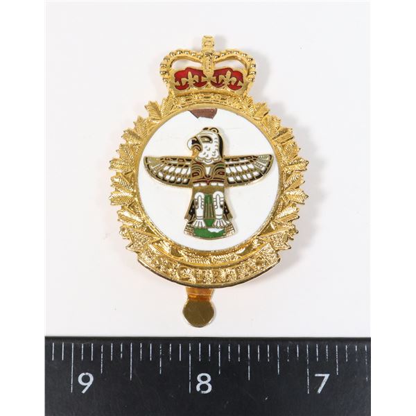#860 CANADIAN MILITARY POLICE CAP BADGE HAS WEAR
