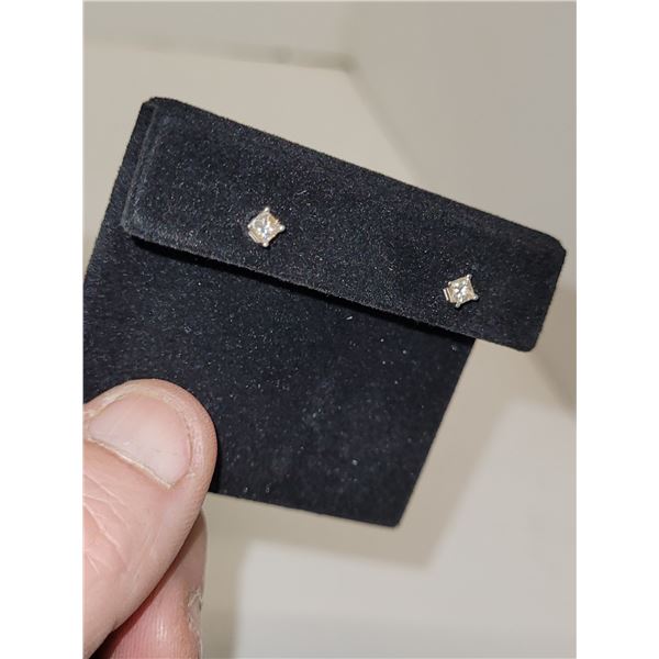 14K Diamond Stud Earrings in Box (Diamonds Tested)