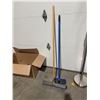 Image 1 : Broom and wash brush