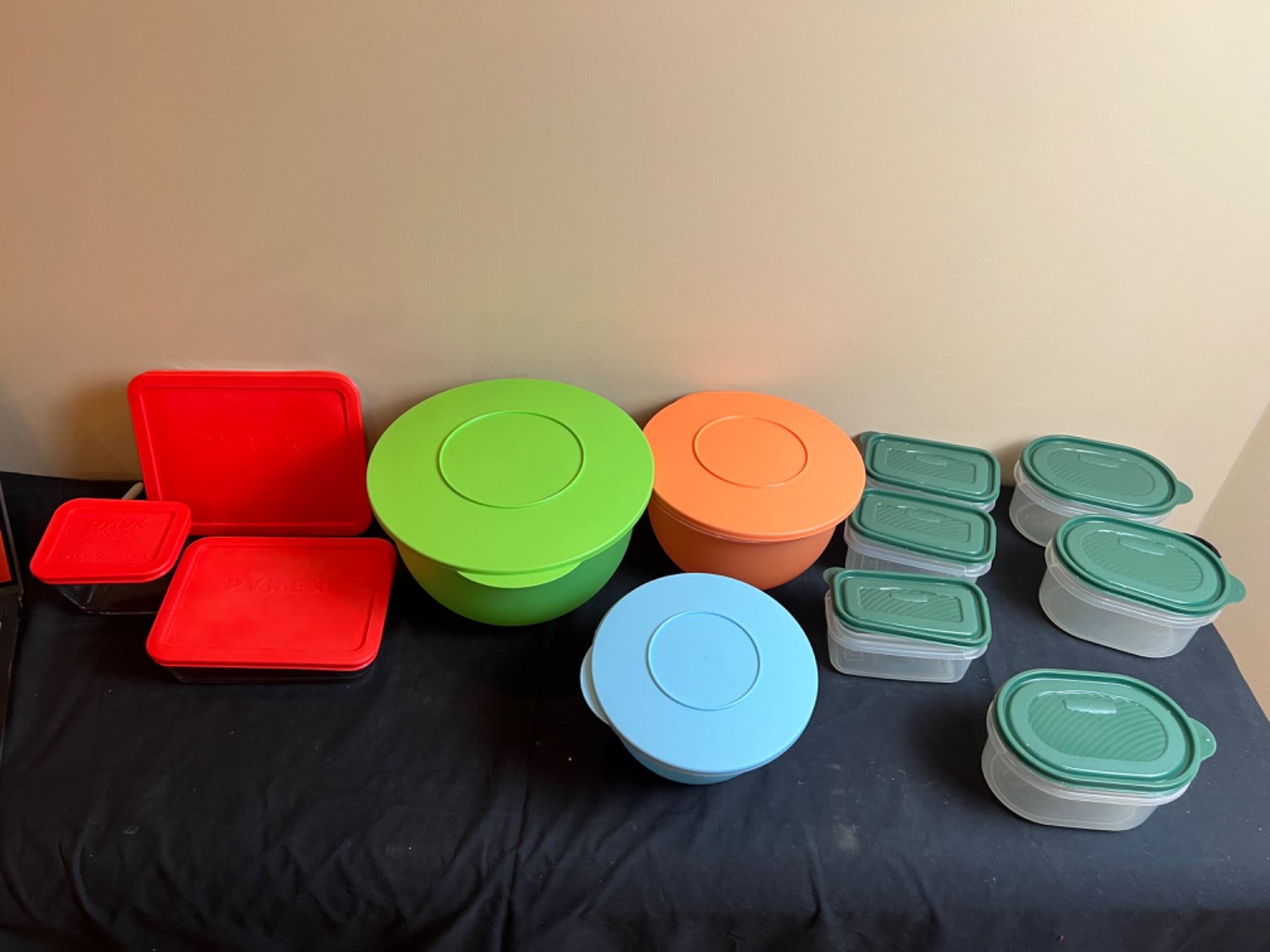 Tupperware, Pyrex & Rubbermaid Storage Containers With Lids - Sunrise ...