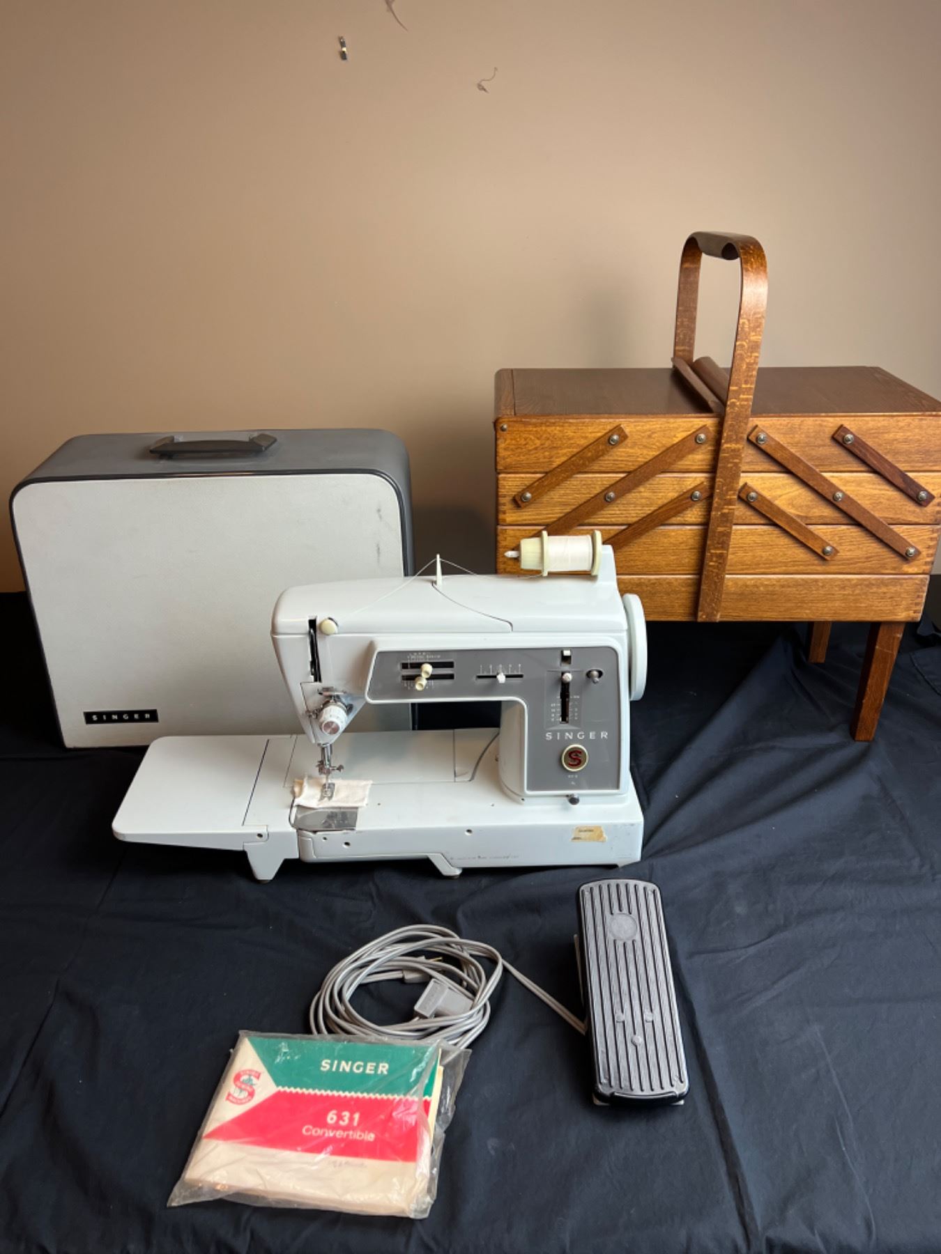 Singer Sewing Machine & Notions Box With Contents - Sunrise Estate ...