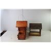 Image 2 : (2) Wood Birdhouses 13.25" Tall x 16" Long x 9" Wide and 10.5" Tall x 10.25" Long x 6.25" Wide