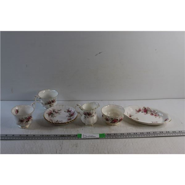 Porcelain Royal Albert "Lavender Rose" Saucer & Tea Cup Set, Cream & Sugar Set and Serving Oval Plat