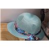 Image 6 : (2) Hats, Wire Rack, (4) Placemats, Tray