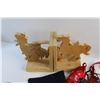 Image 8 : Gift Bags, Wooden Cowboy Bookends, Pet Dish and Small Tray