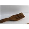 Image 2 : Carved Wood Spoon and Fork Decor