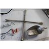 Image 4 : Scoop, Tire Iron, (2) Spiral Stakes, Oil Tube