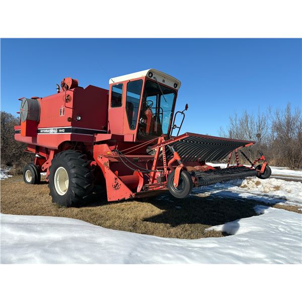 Case IH 1440 Combine c/w 810 header, showing 1128 original hrs, SN. 1680229U030254