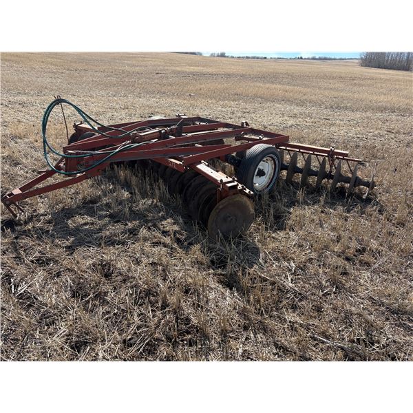 IH 12 ft. Tandem Disc c/w hyd. Ram 19 in. blades