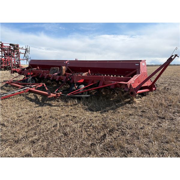 Case IH- 2- 14 ft. 7200 Hoe Drills c/w factory transport, Solid packers, Fertilizer has never been u