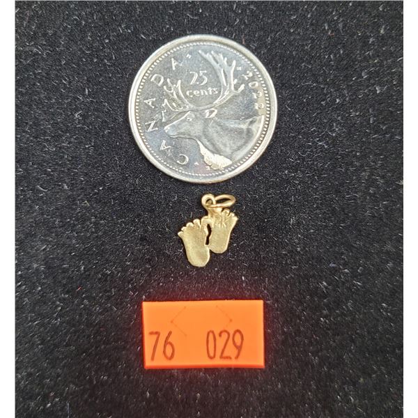 14K Gold Feet Pendant (0.32g)