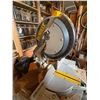 Image 2 : DeWalt 12" compound mitre saw with bench