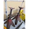 Image 2 : Group of 3 car jack stands