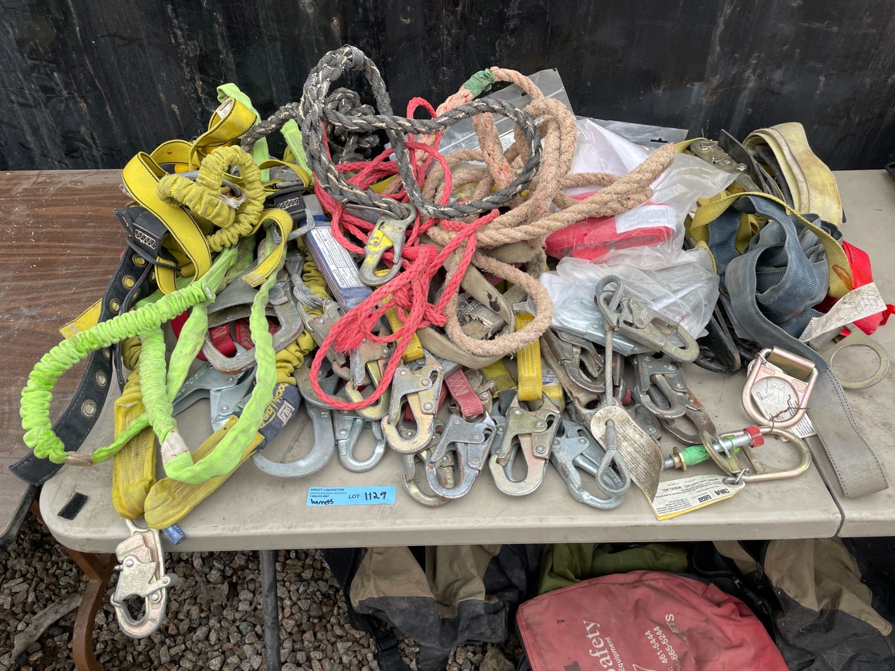 Ardness Kit With Rope Large group of assorted harness equipment & ropes