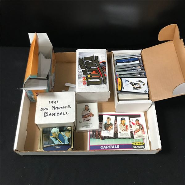 LOT OF 100+ ASSORTED HOCKEY AND BASEBALL CARDS