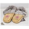 Image 1 : PAIR OF BEADED FUR LINED MOCCASINS