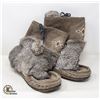 Image 1 : PAIR OF LAURENTIAN CHEIF CANADA GREY MUKLUKS
