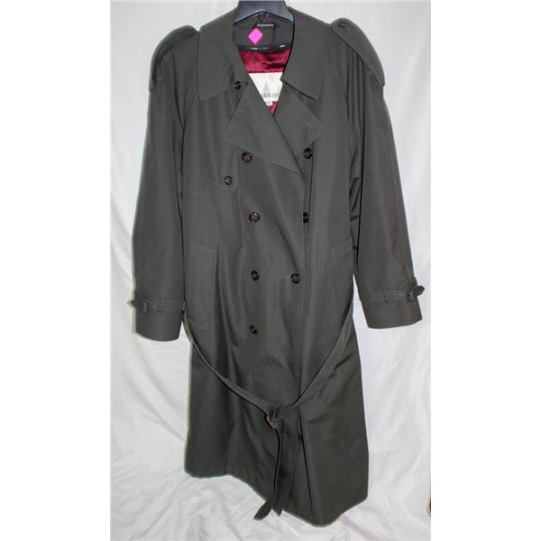 LONDON FOG MENS LINED RAINCOAT- MADE IN CANADA