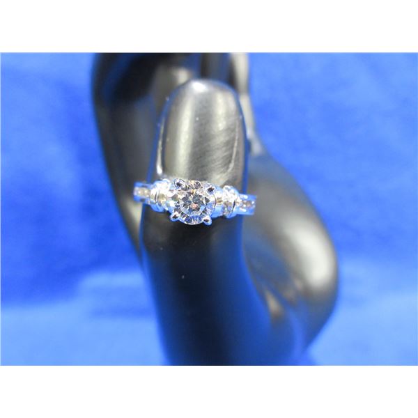Lady's Diamond Ring in 18K White Gold with 13 Diamonds
