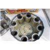 Image 2 : 3/4 ton Gmc 8 bolt hub caps