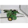 Image 10 : Vintage 1950's John Deere Equipment Harvester/