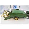 Image 5 : Vintage 1950's John Deere Equipment Harvester/