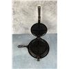 Image 10 : Favorite Piqua Ware No 8 Cast Iron Waffle Iron