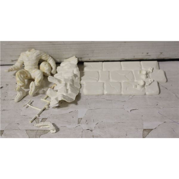 SIX MILLION DOLLAR MAN MODEL PIECES IN BOX