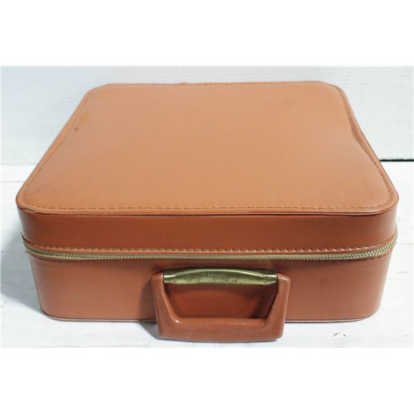 VINTAGE BAR KIT IN ZIPPERED CASE