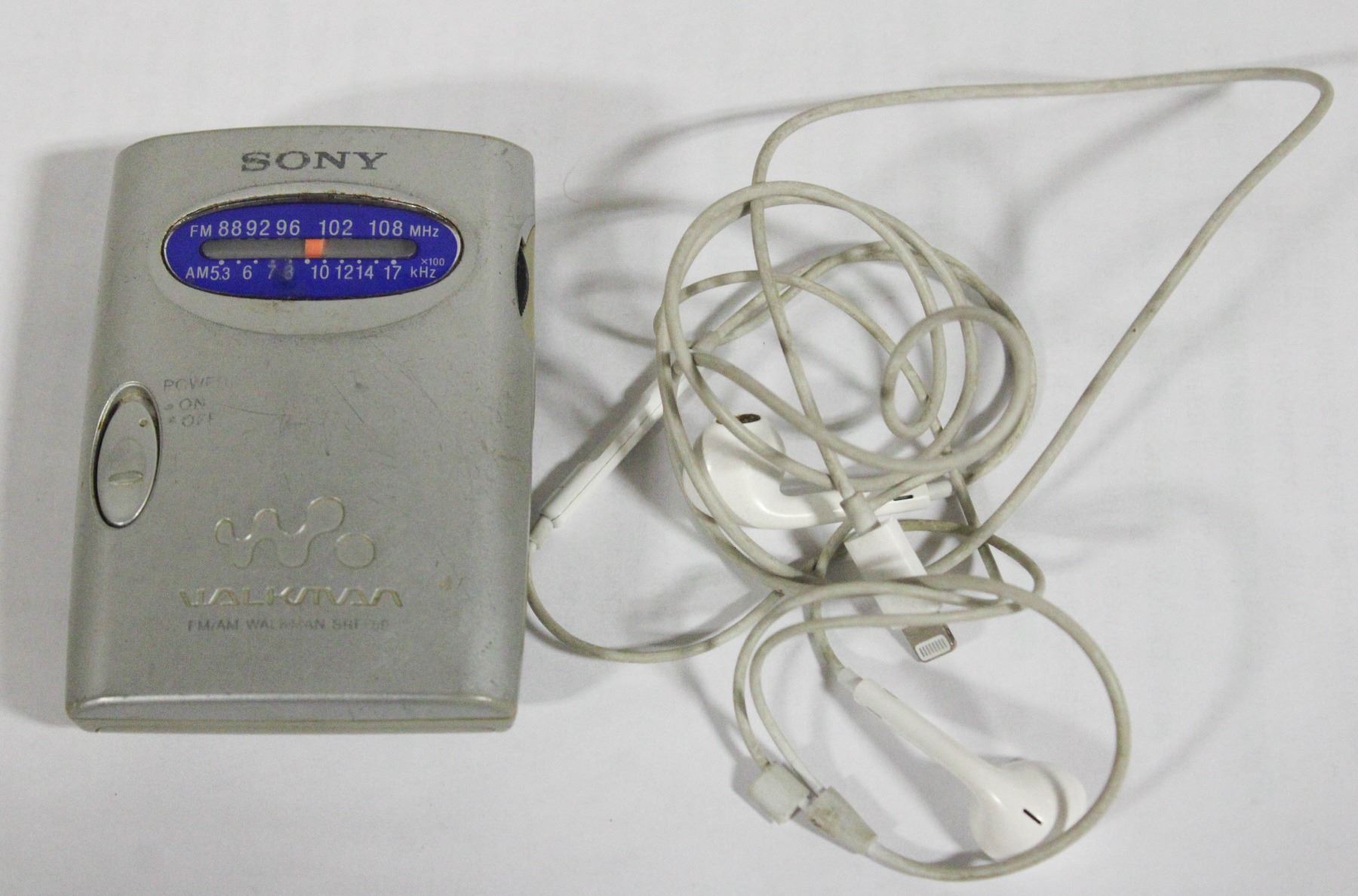 SONY WALKMAN AM-FM RADIO & HEADPHONES