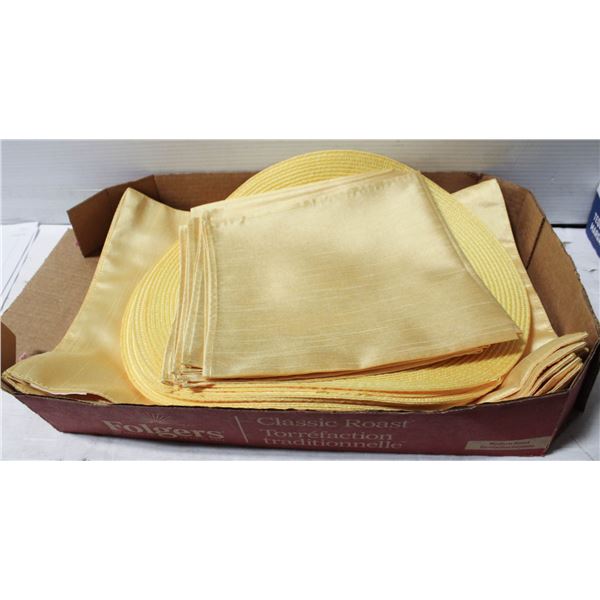 24 PCS YELLOW PLACEMATS & NAPKINS
