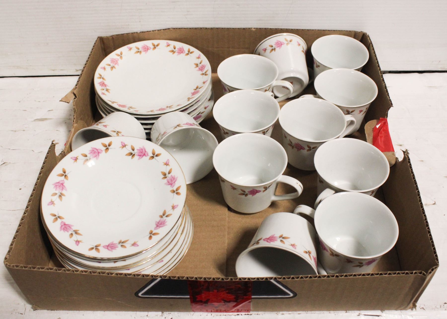 26 PC TEA AND CHINA SET