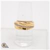 Image 1 : 14 KT GOLD WEDDING BAND WITH A STRIP OF 24