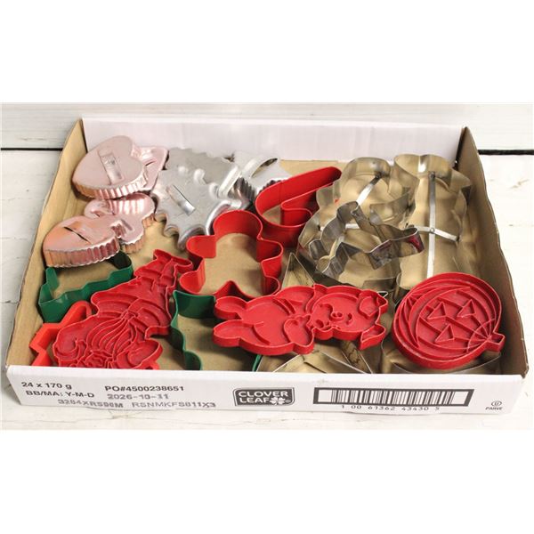 LOT OF VINTAGE XMAS COOKIE CUTTERS