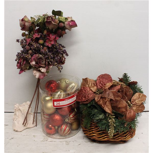 CHRISTMAS DECORATION LOT & ORNAMENTS