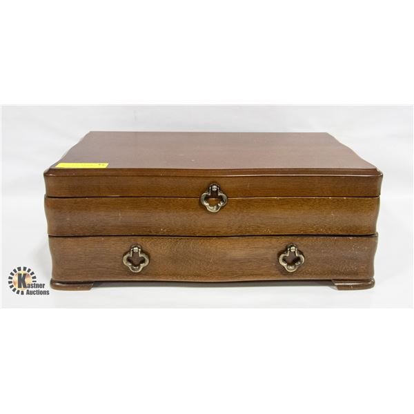 ESTATE VINTAGE FLATWARE BOX WITH COLLECTION