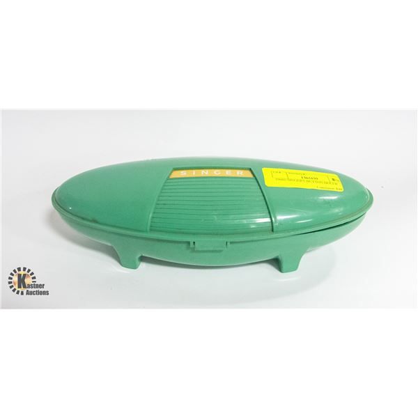 1960S SINGER'S BUTTON HOLER