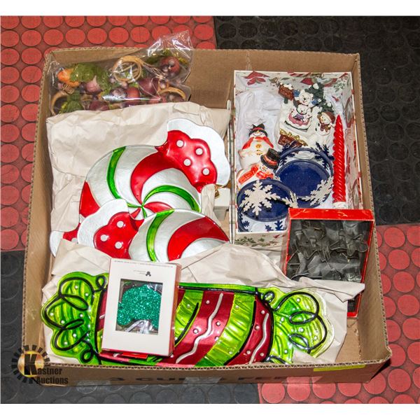 BOX WITH CHRISTMAS ITEMS INCL. 3 DECORATIVE