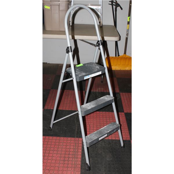 PORTABLE 3 STEP LADDER