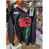 Image 1 : Calgary Flames Hooded Sweatshirt - Boys XL (14-16)
